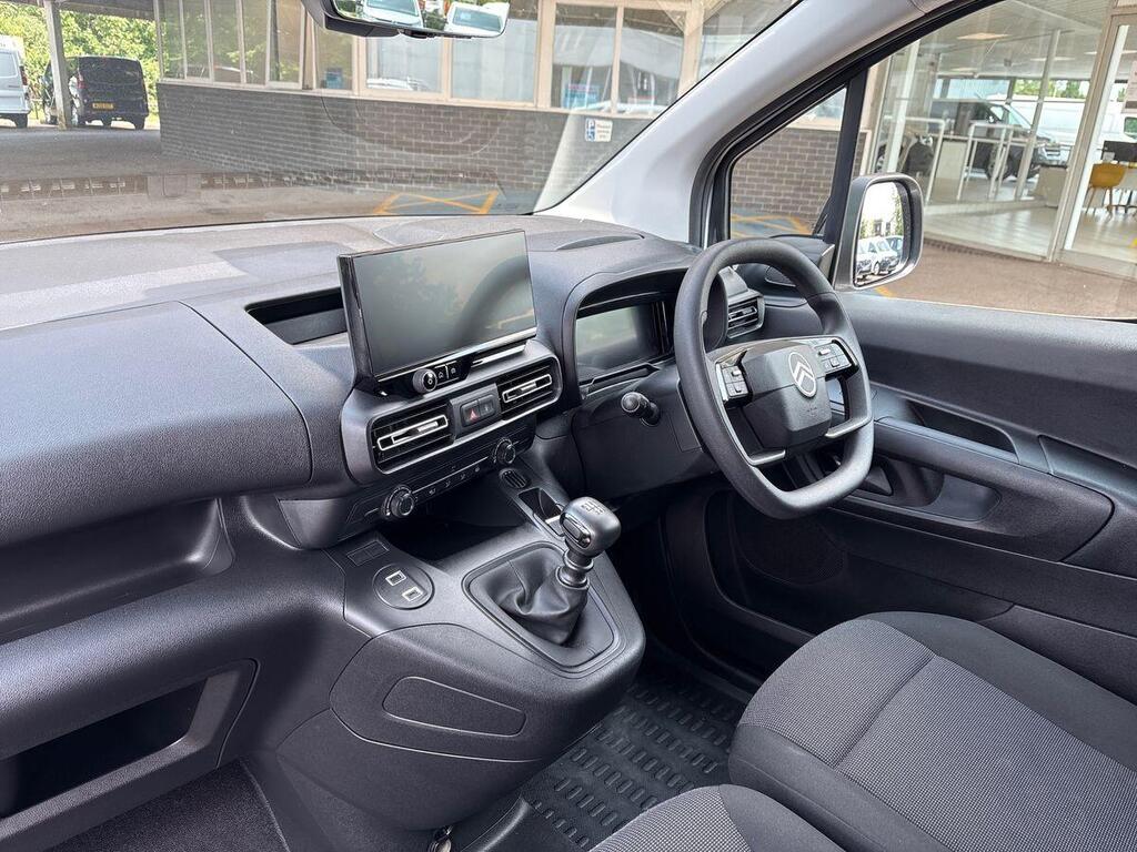 
								Citroen Berlingo M Diesel 2024-New-Citroen-Berlingo-Driver-Edition-White-Pure full									