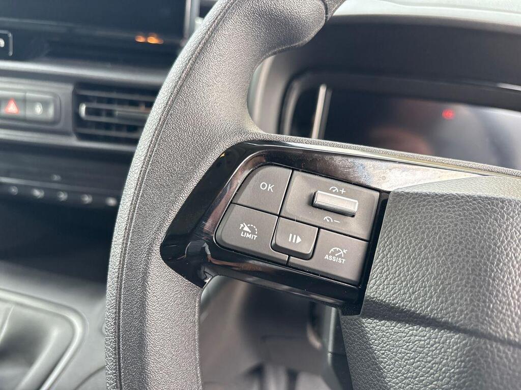 
								Citroen Berlingo M Diesel 2024-New-Citroen-Berlingo-Driver-Edition-White-Pure full									