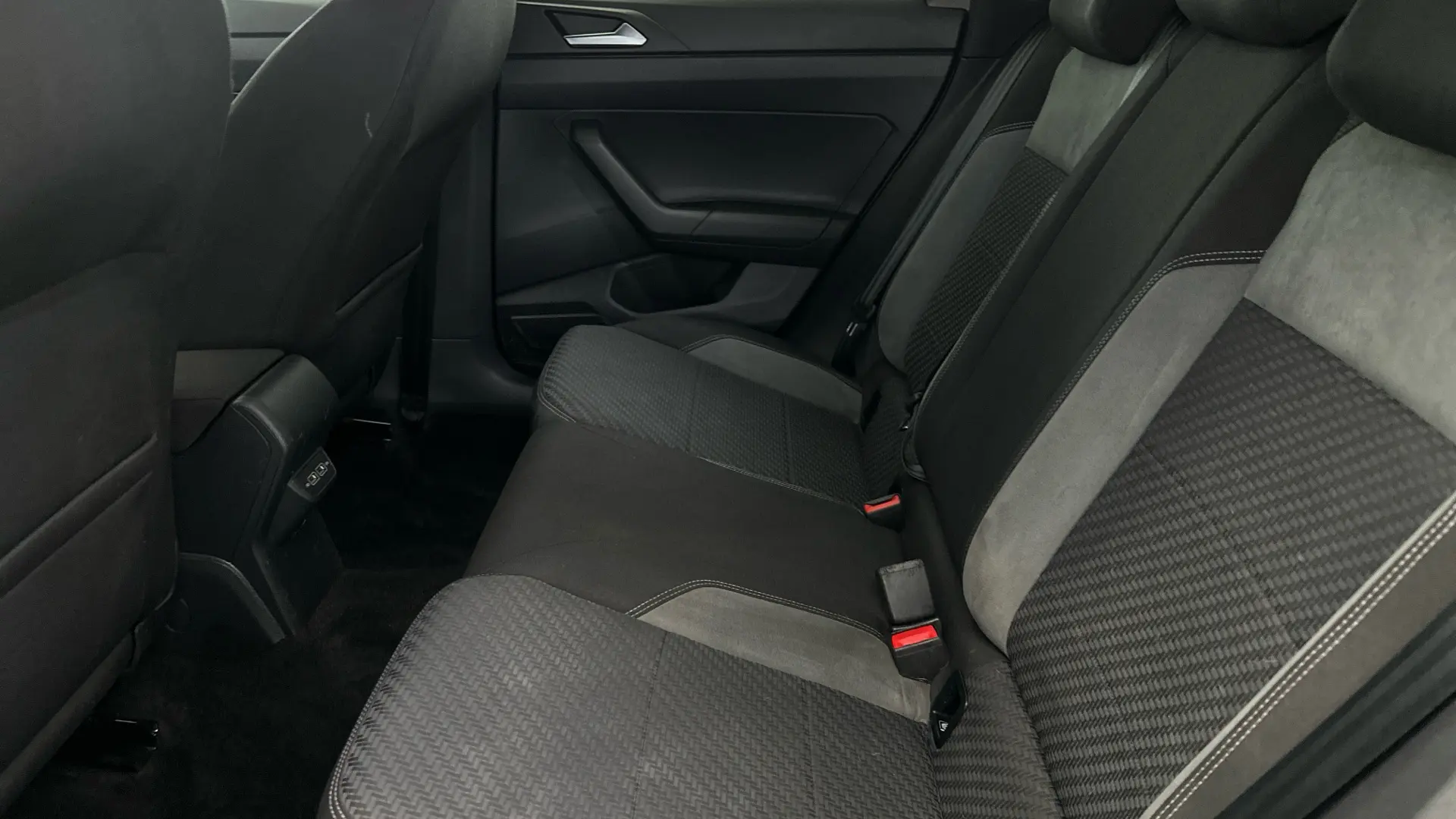 
								VOLKSWAGEN POLO 1.0 TSI 115 R-Line 5dr Manual – Petrol – 1.0L – 5 Door Hatchback full									