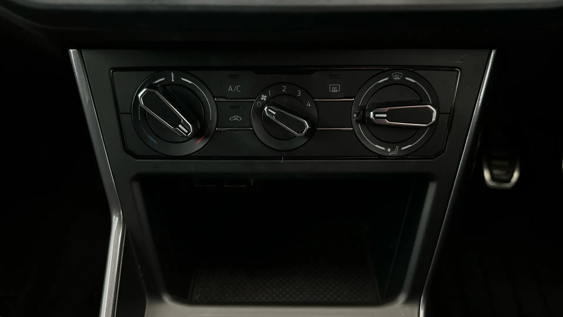 
								VOLKSWAGEN POLO 1.0 TSI 115 R-Line 5dr Manual – Petrol – 1.0L – 5 Door Hatchback full									