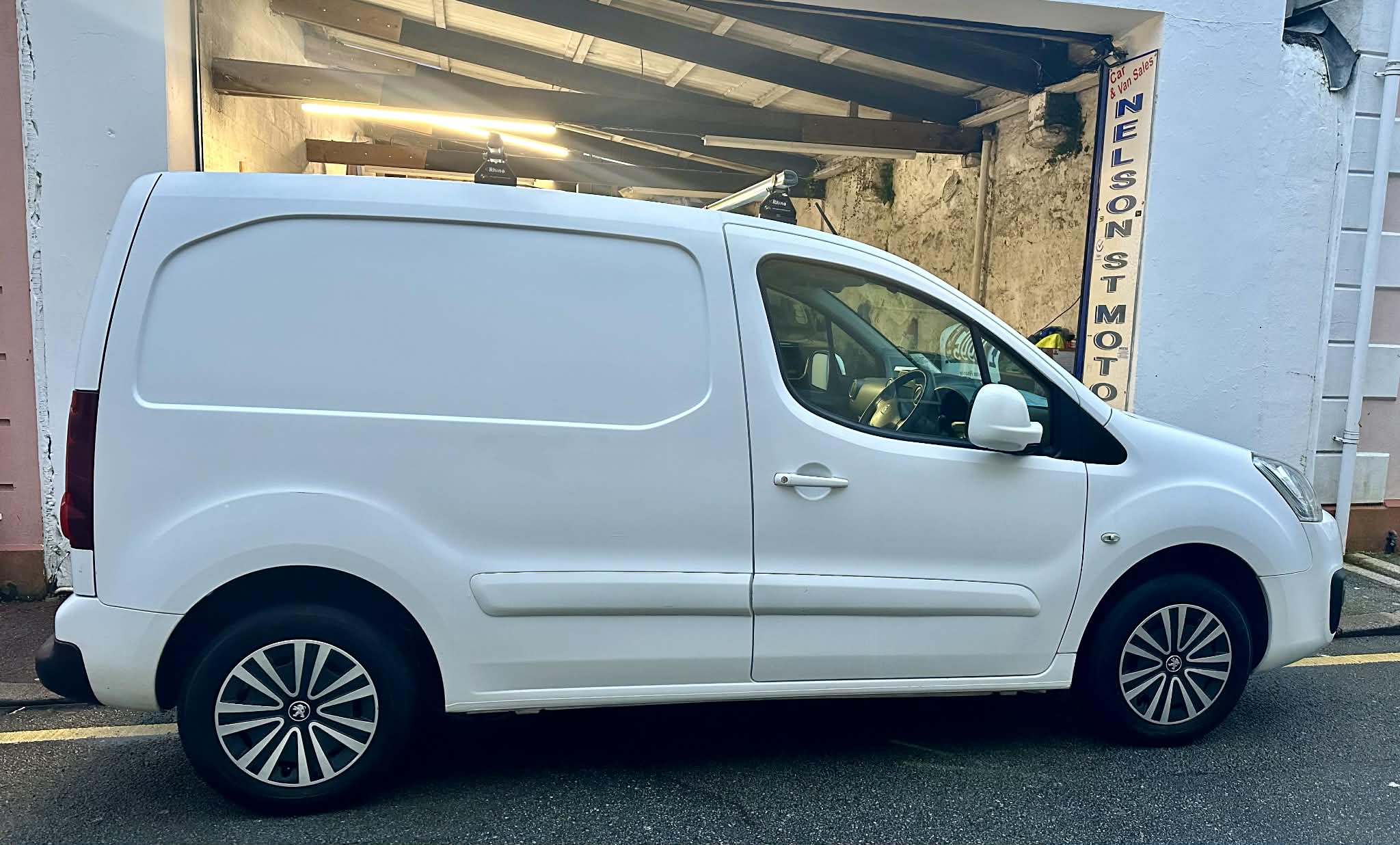 
								2018 PEUGEOT PARTNER PROFESSION L1 BLUE full									