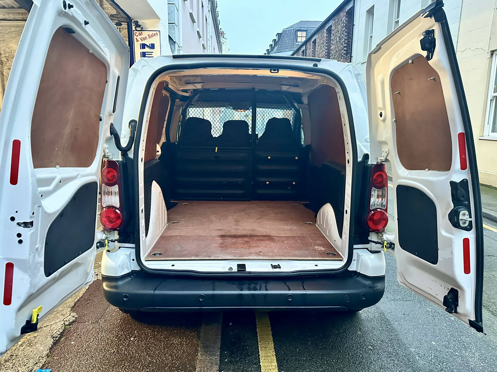 
								2018 PEUGEOT PARTNER PROFESSION L1 BLUE full									